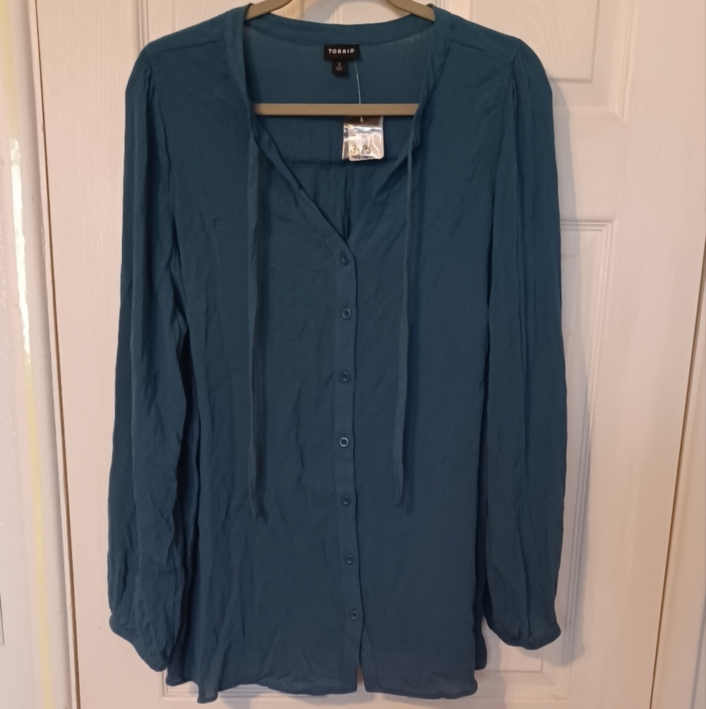 Torrid Crinkle Gauze Button-Front Peasant Top - Picture 3 of 11